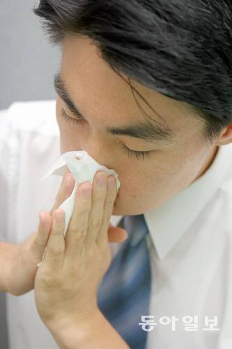 겨울철 비염은 감기와 달리 알레르기 반응 때문에 발생한다. 동아일보DB