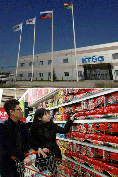 KT&G의 러시아 현지 공장(위)과 중국 상하이 대형마트에서 신라면을 구매하고 있는 소비자들. KT&G의 ‘에쎄’와 농심의 ‘신라면’은 국내를 넘어 해외시장에서도 ‘최고’를 인정받는 대한민국 장수 브랜드들이다.
