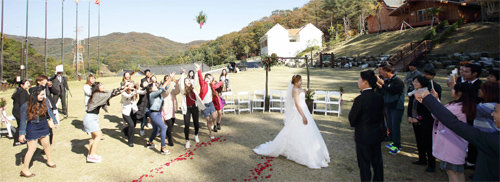 10월 국립 아세안자연휴양림에서 치러진 한국 캄보디아 다문화가정의 결혼식 장면. 아세안자연휴양림 제공