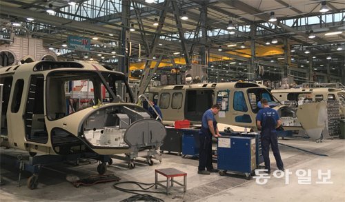 13일 폴란드 남동부 시비드니크의 ‘PZL 시비드니크’의 헬기 공장에서 직원들이 최종 조립작업을 하고 있다. 시비드니크=김재영 기자 redfoot@donga.com
