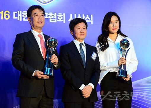 ‘2016 대한축구협회 시상식’이 20일 서울 용산구 백범김구기념관에서 열렸다. ‘올해의 남자 선수’로 선정된 기성용(스완지시티) 대신 참석한 아버지 기영옥 광주FC 단장(왼쪽)과 ‘올해의 여자 선수’로 뽑힌 현대제철 김정미(오른쪽)가 정몽규 협회장과 기념촬영을 하고 있다. 김민성 기자 marineboy@donga.com