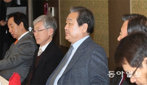 탈당 결의한 비박 새누리당 김무성 전 대표 등 비주류 중심인 비상시국회의 소속 의원들이 20일 한 식당에서 모임을 갖고 있다. 비주류 측은 친박(친박근혜)계가 유승민 의원을 비상대책위원장으로 인정하지 않을 경우 집단 탈당까지 고려하고 있다. 왼쪽부터 김성태 여상규 의원, 김 전 대표. 홍진환 기자 jean@donga.com