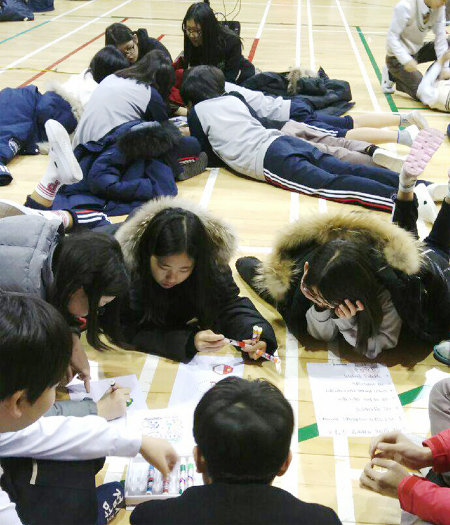 세종 새롬중 1학년 학생들이 모둠별로 활동 규칙을 정하고 학생들이 회의를 통해 도미노를 디자인하는 ‘한마음 창의 도미노 활동’을 하고 있다. 새롬중 제공