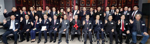 22일 인천 남동구 인천사회복지공동모금회에 아너소사이어티 명예의 전당이 개관했다. 이날 아너소사이어티 100번째 회원 가입을 기념해 전체 회원이 명예의 전당에 모였다. 인천사회복지공동모금회 제공