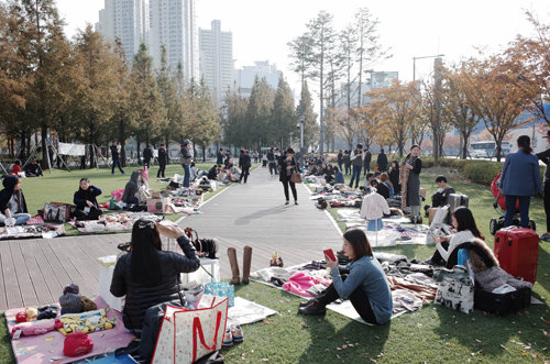 서면 관광의 필수 코스로 자리 잡고 있는 송상현광장에서 벼룩시장이 열리고 있다. 부산진구 제공