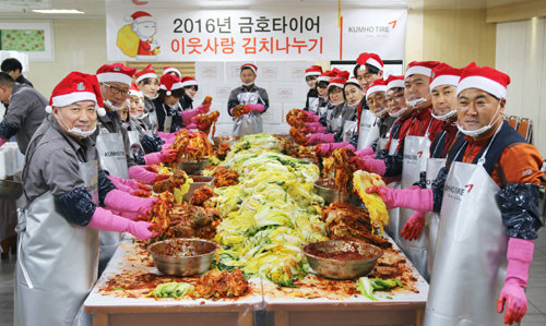 금호타이어 임직원들이 20일 광주공장 구내식당에서 어려운 이웃에게 전달할 김장 김치를 정성껏 버무리고 있다. 금호타이어 제공