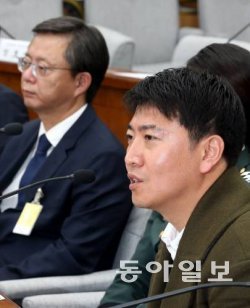 우병우 전 청와대 민정수석과 노승일 전 K스포츠 부장이 22일 국회에서 열린 박근혜 정부의 최순실 등 민간인에 의한 국정농단 의혹사건 진상규명을 위한 국정조사 5차 청문회에서 증언하고 있다. (최혁중 기자 sajinman@donga.com)