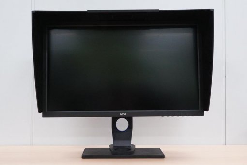 SW2700PT에 기본 제공되는 차광막을 설치한 상태.(출처=IT동아)