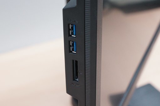 모니터 측면에 있는 USB 3.0 단자 2개와 SD 카드 슬롯.(출처=IT동아)