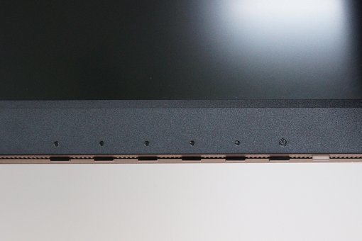 SW2700PT에는 버튼형 OSD 조절 기능이 제공된다.(출처=IT동아)