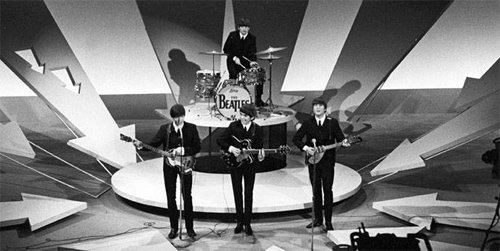 1964년 2월 9일 미국 CBS TV ‘에드 설리번 쇼’에 출연한 비틀스. 저자는 “이들의 출연은 전후 미국의 가장 중요한 문화적 사건이었다”고 썼다. 출처 thebeatles.com