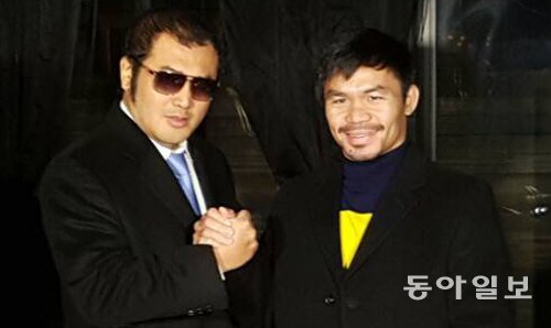 필리핀의 복싱 영웅 매니 파키아오(오른쪽)와 ‘의리파이터’ 배우 김보성 씨가 23일 저녁 서울 강남의 한 레스토랑에서 만나 반갑게 인사를 나누고 있다. 유재영 기자 elegant@donga.com