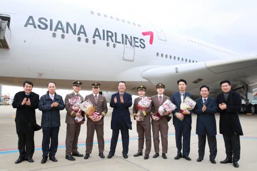 지난 23일 15시, 인천국제공항 주기장에서 김수천 사장(가운데)을 비롯한 임직원들이 참석해 A380 6호기 도입을 환영하고, 안전운항과 번영을 기원하는 도입 행사를 진행했다.(자료:아시아나항공)