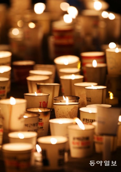 사진=성탄 전야에도 촛불 집회/장승윤 기자 tomato99@donga.com