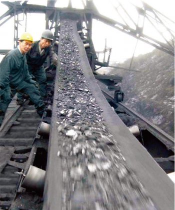 평양 교외지역에서 석탄을 생산하는 북한 근로자. 이들이 생산한 석탄은 유엔 안전보장이사회 대북제재 이후에도 버젓이 중국에 수출되고 있다. 
[신화=뉴시스]