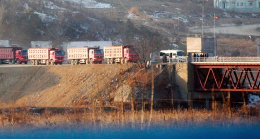 중국 지린성 훈춘시 취안허에 있는 첸허 출입국관리소 맞은편 북한지역에서 석탄을 실은 중국 트럭이 줄지어 나오고 있다.
[동아일보]