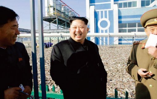 북한 ‘노동신문’은 2016년 11월 17일 ‘김정은 조선노동당 위원장이 인민군 수산사업소 두 곳을 잇달아 현지 지도했으며 물고기
대풍 소식을 전하고 싶어 만사를 제쳐놓고 찾아왔다’고 전했다. [사진 출처 ·노동신문]