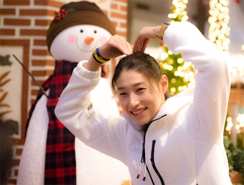 “사랑해요” 22일입국한김연경이인천국제공항에서팬들을향해양손을머리위로올려하트모양을그리고있다.리우데자네이루올림픽캡틴김연경을보기위해이날공항에수십명의팬이모였다. 김연경소속사 P.P.A.P제공