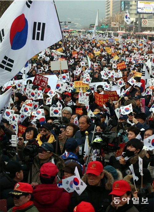 “탄핵 무효” 24일 오후 서울 중구 대한문 앞에서 친박 단체 회원들이 “박근혜 대통령 탄핵 무효”를 외치며 태극기를 흔들고 있다. 최혁중 기자 sajinman@donga.com