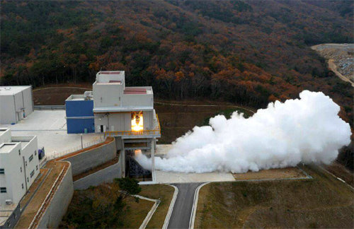 2015년 12월 전남 고흥 한국항공우주연구원 나로우주센터에서 진행된 한국형 발사체 추력 7t급 엔진의 연소시험 장면. 한국항공우주연구원제공