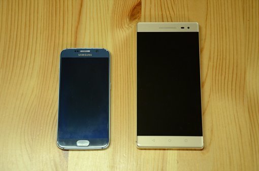 <팹2 프로와 5인치 스마트폰의 크기 비교>(출처=IT동아)