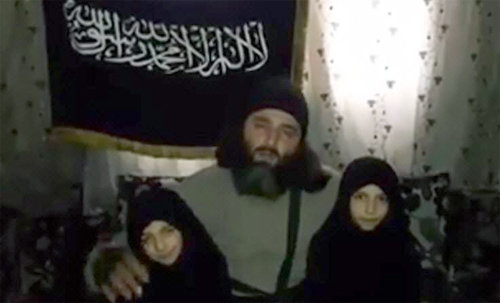 시리아 반군 누스라전선 전 멤버로 알려진 아부 님르(가운데)와 그가 자살폭탄 테러를 하라고 시킨 7세, 9세의 두 딸. 사진 출처 데일리메일