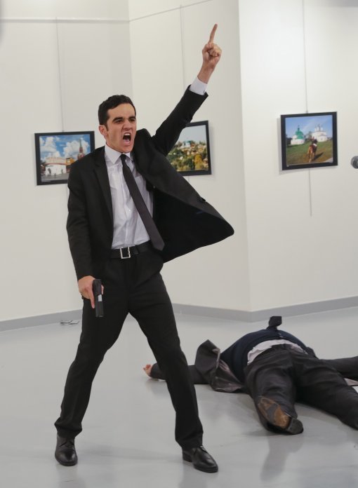 12월 19일 오후 수도 앙카라의 한 사진전에서 안드레이 카를로프 터키 주재 러시아대사를 저격한 터키 현직 경찰관 메블뤼트 메르트 알튼타시. / AP 뉴시스