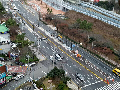 내년부터 운영되는 부산 내성교차로∼송정 간 중앙버스전용차로(BRT)제를 앞두고 30일 개통되는 원동∼올림픽 교차로 간의 BRT. 부산시 제공