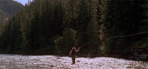 영화 ‘흐르는 강물처럼’(1992년)의 한 장면. 저자는 이 영화에 대해 “낚시하는 인물이 자연 속에 오로지 홀로 존재하는 상황, 기독교 예배 참여자가 홀로 앉아 신과 마주하는 정신적 공간을 동일시해 포착했다”고 썼다. 사진 출처 veteranstoday.com