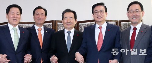 30일 여야 4당 원내대표가 정세균 국회의장(가운데) 주재로 처음 한자리에 모였다. 이날 회동에서 내년 1월 9∼20일 임시국회를
 열기로 합의했다. 왼쪽부터 국민의당 주승용, 더불어민주당 우상호 원내대표, 정 의장, 새누리당 정우택, 개혁보수신당 주호영 
원내대표. 최혁중 기자 sajinman@donga.com