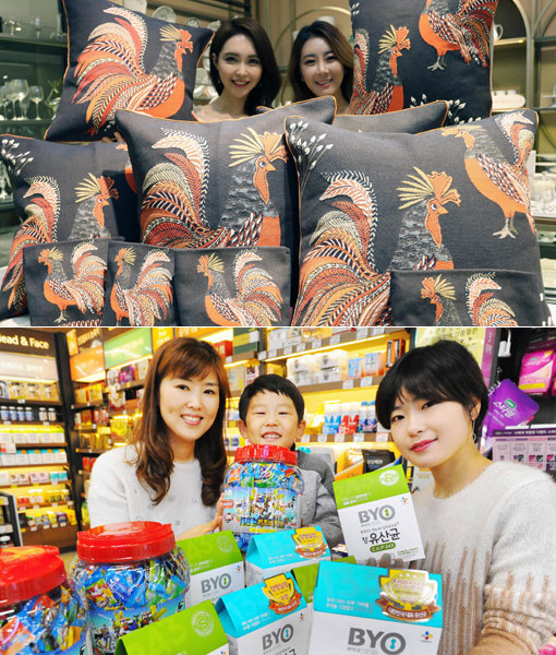 2017 정유년 새해, 유통업계가 ‘닭마케팅’과 ‘새해 결심 상품’을 테마로 분주한 모습이다. 신세계 모델들이 붉은 닭 문양이 들어간 ‘이오시스’ 쿠션과 파우치를 선보이고 있다(위). 홈플러스는 건강기능식품으로 구성된 ‘새해 결심 상품’을 출시했다. 사진제공｜신세계·홈플러스