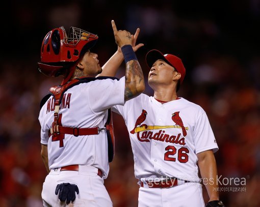 오승환은 메이저리그 진출 첫 해 세인트루이스에서 포수 야디어 몰리나(왼쪽)를 만났다. 스스로 “정말 복 받았다”고 말할 정도로 베테랑 몰리나는 오승환의 메이저리그 성공적 데뷔 시즌을 정성껏 도왔다. 사진=ⓒGettyimages이매진스