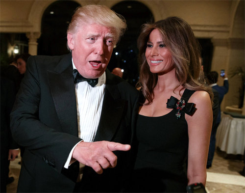 신년 파티 도널드 트럼프 미국 대통령 당선인(왼쪽)이 지난해 12월 31일 부인 멜라니아 여사와 함께 플로리다 주 팜비치 마라라고 리조트에서 열린 신년맞이 파티에 참석해 기자들과 대화하고 있다. 팜비치=AP 뉴시스