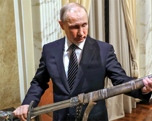 무사 본능 블라디미르 푸틴 러시아 대통령이 지난해 12월 30일(현지 시간) 모스크바에서 새 역사 영화 ‘바이킹’ 관계자에게서 작품 설명을 들으며 영화에 소품으로 쓰인 칼을 만져 보고 있다. 모스크바=AP 뉴시스