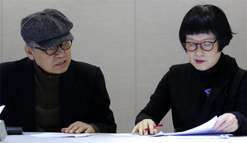 황현산 씨(왼쪽)와 김혜순 씨.