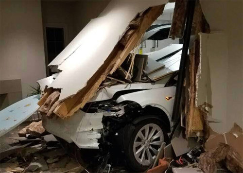 손지창 씨 집 차고와 거실 사이의 벽을 뚫고 들어온 테슬라 모델X 75D. 손지창 씨 페이스북