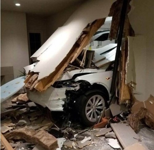 미국 캘리포니아주에 살고 있는 손지창 씨는 지난해 9월 자신의 차량을 몰고 집 차고로 진입하는 순간, 굉음과 함께 차고 벽을 뚫고 거실로 돌진했다고 주장했다. 사진=손지창 페이스북 캡처