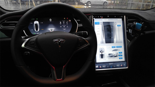 테슬라 모델S 70D의 내장 디스플레이(출처=IT동아)