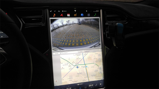 후면 카메라는 주행 중에도 켤 수 있다(출처=IT동아)