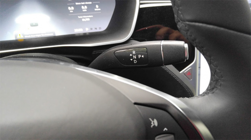 기어노브는 스티어링 휠 오른쪽에 있다(출처=IT동아)