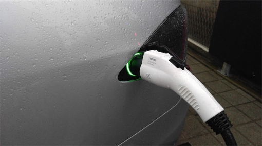 충전 중인 테슬라 모델S 70D(출처=IT동아)