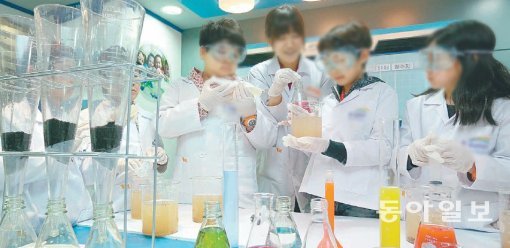 진로체험을 하는 초등생들. 올바른 진로설정을 위해서는 다양한 진로체험이 필요하다. 동아일보 DB