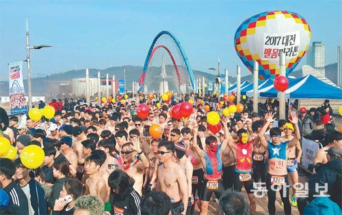 ‘2017 대전 맨몸마라톤’ 행사에 참가한 2500여 명의 시민들이 새해 첫날인 1일 오전 11시 11분 11초를 기해 대전 엑스포다리에서 힘차게 출발하고 있다. 이기진 기자 doyoce@donga.com