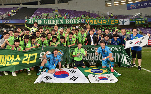 2016 아시아축구연맹(AFC) 챔피언스리그 정상에 오른 전북현대가 아랍에미리트(UAE) 전지훈련을 앞두고 유럽 유수의 클럽들로부터 친선경기를 제안 받았다. ‘아시아 챔피언’의 위상을 반영한 변화다. 사진제공｜전북현대