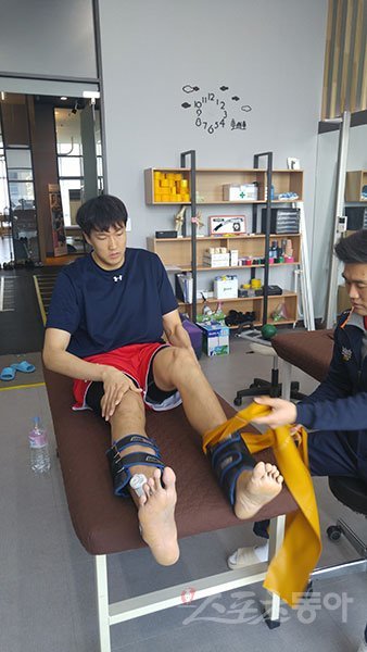 모비스 이종현이 경기도 성남의 JDI스포츠클리닉에서 재활운동에 열중하고 있다. 이종현은 1월 말 프로 데뷔를 목표로 하고 있다. 성남 ｜ 정지욱 기자 stop@donga.com