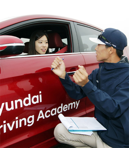 현대자동차의 드라이빙 아카데미 프로그램에 참가한 한 여성 운전자가 운전 노하우를 배우고 있다. 현대자동차 제공