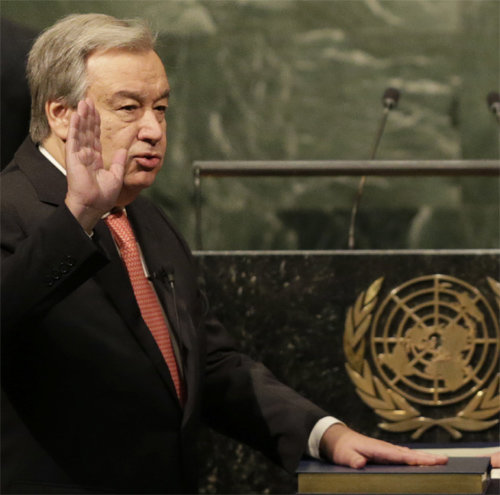 1일 정식 업무를 시작한 안토니우 구테흐스 유엔 사무총장이 지난해 12월 12일 취임식에서 선서를 하고 있다. 뉴욕=AP 뉴시스