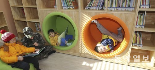 ‘원정 작은도서관’ 어린이방에서 편한 자세로 책을 읽는 아이들. 평택=원대연 기자 yeon72@donga.com