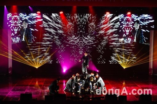 비보이(B-boy) 공연팀의 ‘2017년 준오헤어 시무식’ 축하무대. 사진제공=준오헤어