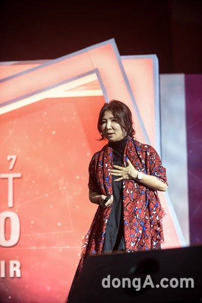 준오헤어 강윤선 대표가 시무식에서 인삿말을 하고 있다. 사진제공=준오헤어